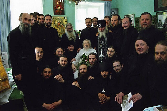 Ο Αρχιμανδρίτης Ιωάννης (Κρεστιάνκιν) με την αδελφότητα της Ιεράς Μονής των Σπηλαίων του Πσκοβ