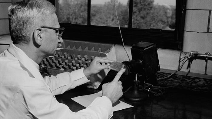 Ο ιατρός Άλμπερτ Σέιμπιν μελετά μεταλλάξεις του ιού της πολιομυελίτιδας, 7 Οκτωβρίου του 1956, Σινσινάτι. Φωτογραφία: GENE SMITH/AP/https://www.statnews.com/