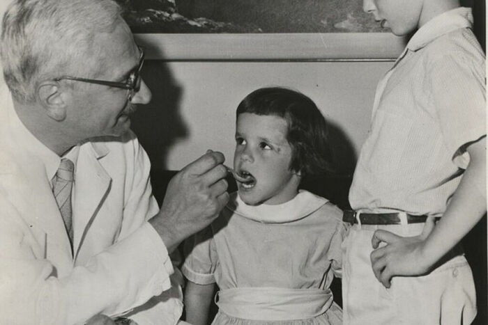 Ο ιατρός Σέιμπιν δίνει σε ένα κορίτσι το εμβόλιο κατά της πολιομυελίτιδας σε σιρόπι από κεράσι. Φωτογραφία: https://edsitement.neh.gov/