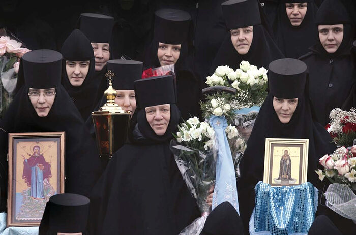 Η Ηγουμένη Σεργία με αδελφές, στην Ιερά Μονή Ντιβέεβο