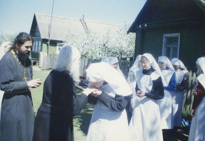 Ο πατήρ Ανδρέας και οι αδελφές της υπό σύσταση Μονής στην πόλη Μινσκ παίρνουν την ευλογία από τον γέροντα Νικόλαο