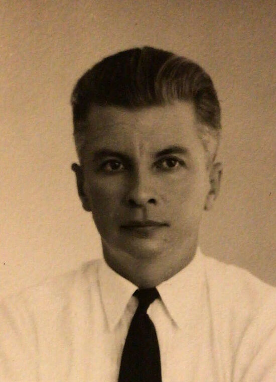 Мой папа Вадим Владимирович Красовский в 1948 г. – ему здесь 37 лет