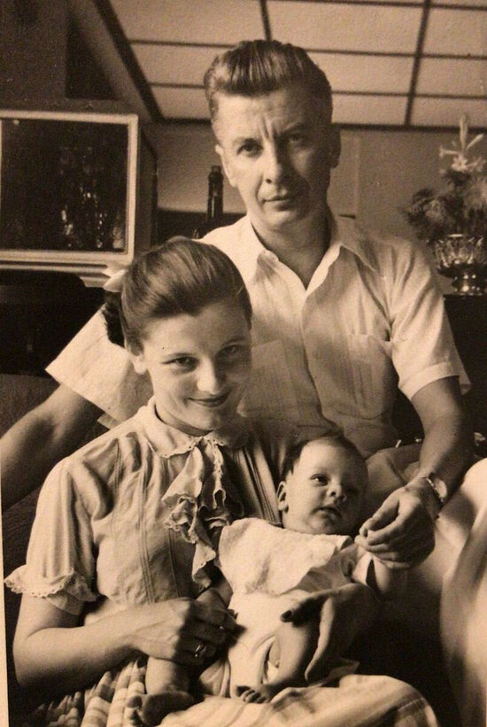Мама и папа в Бангкоке с первенцем Вовой в 1950 г.