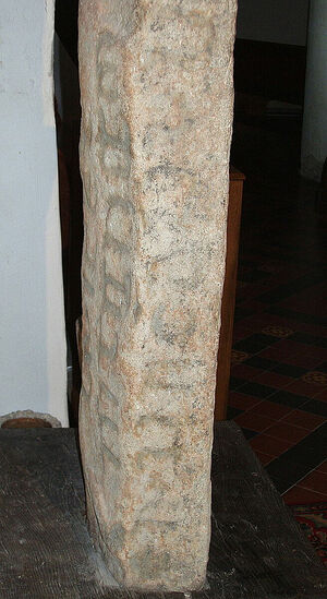 «Камень Кадфана» в церкви св. Кадфана в Тивине, Уэльс