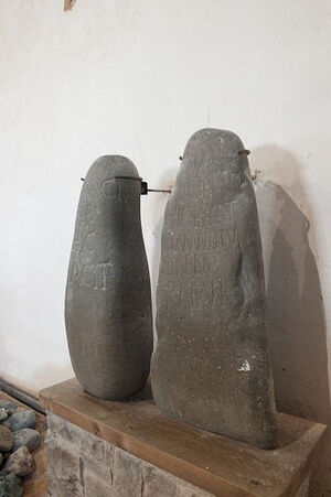 Два камня, высеченных в честь священников V–VI вв. Хранятся в церкви в Абердароне, Уэльс (источник – Britainexpress.com)