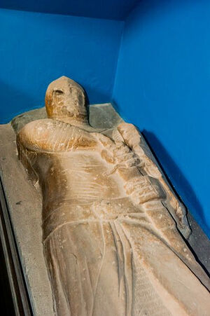 Скульптура «плачущего рыцаря» в церкви св. Кадфана в Тивине, Уэльс (источник – Britainexpress.com)