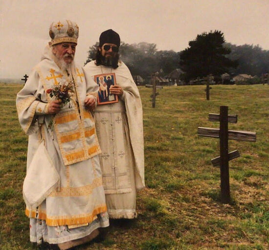 Архиепископ Антоний (Медведев) и отец Александр Красовский на кладбище в Форт-Россе, 1994 г.