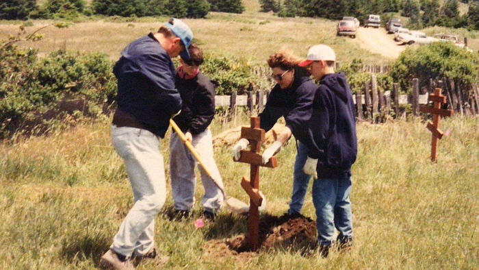 Русские скауты ставят кресты на всех найденных могилах на кладбище в Форт-Россе, 1994 г.
