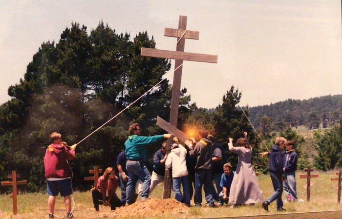 Русские скауты из Сан-Франциско ставят главный крест на кладбище в Форт-Россе, 1994 г.