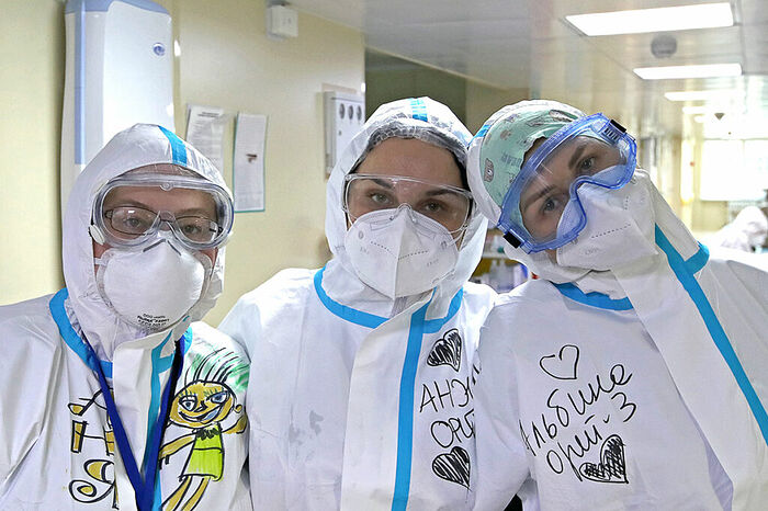 Волонтеры в отделении реанимации и интенсивной терапии (ОРИТ) городской клинической больницы №52, где оказывают помощь пациентам с коронавирусной инфекцией COVID-19. Фото: Владимир Гердо/ТАСС