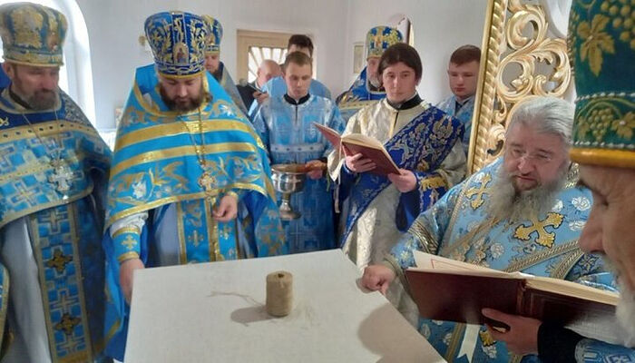 Ο Μητροπολίτης Βλαδίμηρος καθαγιάζει την Αγία Τράπεζα του νέου Ιερού Ναού της Ουκρανικής Ορθόδοξης Εκκλησίας στο χωριό Μίζοβο. Φωτογραφία: news.church.ua