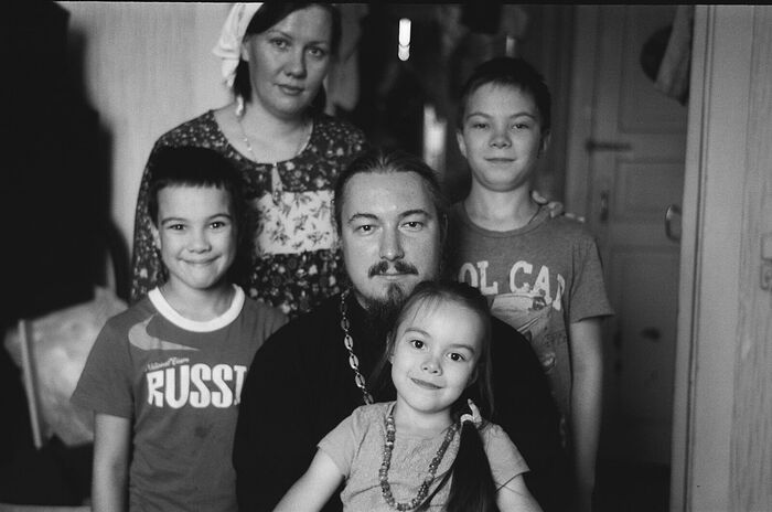 Отец Роман Никишин с матушкой и детьми