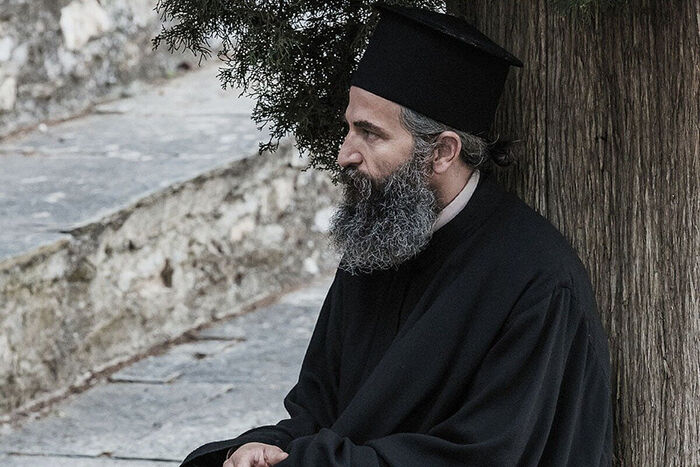 Ο Άρης Σερβετάλης στον ρόλο του Αγίου Νεκταρίου στην τανία «Ο Άνθρωπος του Θεού»