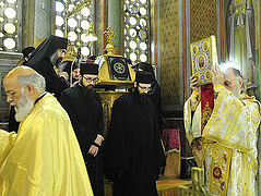 Macedonian schismatics commune at Greek hierarchical Liturgy in Athens