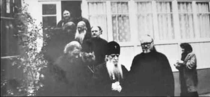 Митрополит Зиновий (Мажуга), архимандрит Виталий (Сидоренко) и другие. Справа на заднем плане Екатерина