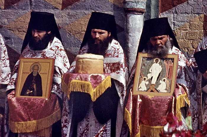 Крестный ход на Пасху 1984 г. Отец Афанасий – с иконой Воскресения Христова