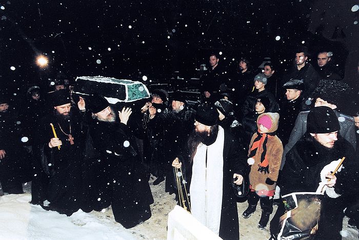 Η έξοδος των ιερών λειψάνων μακαρίας μνήμης Ματρώνας από το κοιμητήριο Ντανίλοβσκογιε στις 8 Μαρτίου 1998