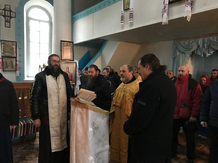 The faithful gathered to prayerfully protect their church. Photo: news.church.ua