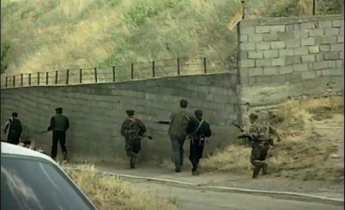 Террористы «Армии освобождения Косова» идут в Ораховац вдоль православного кладбища, 17.07.1998 г.