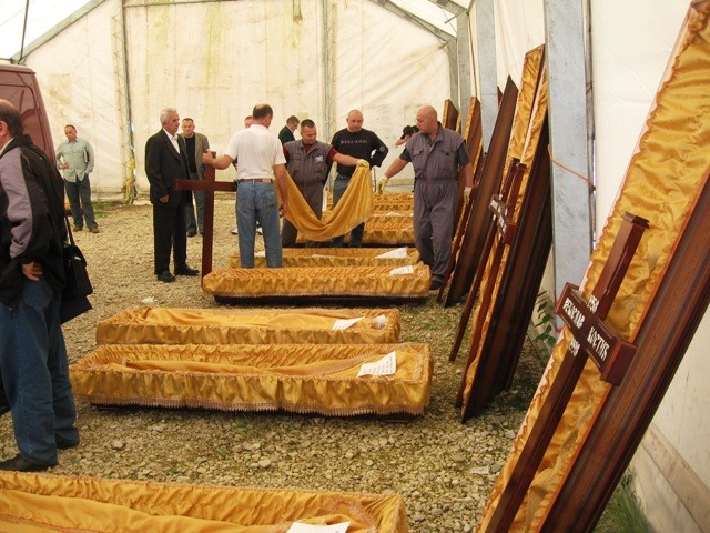 Гробы 25 убитых сербов. База КФОР на административном переходе Мердаре, 13.10.2006 г.