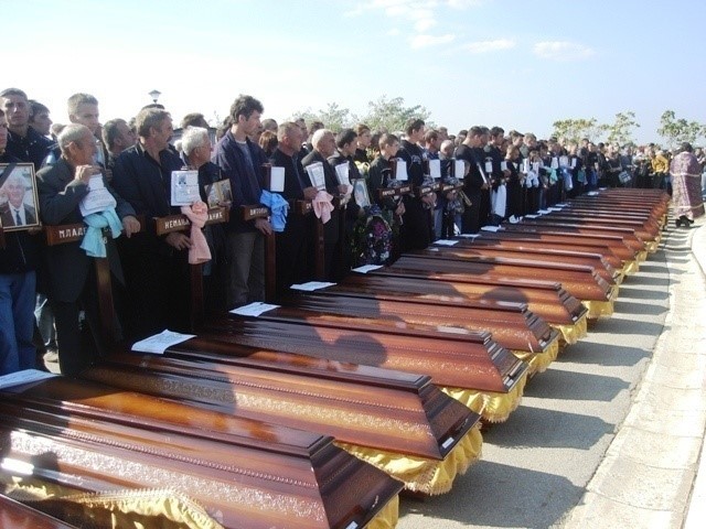 Похороны сербов из Ораховца. Белград, кладбище Орловача, 14.10.2006