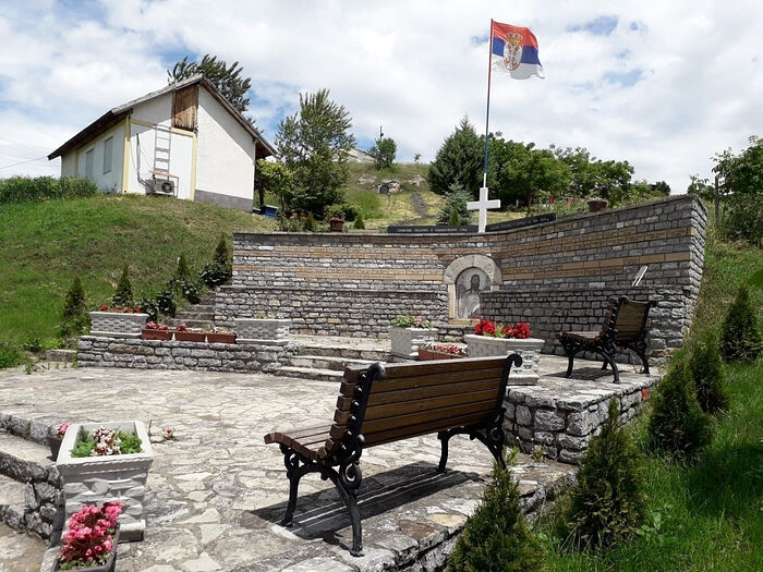 Памятник убитым и похищенным сербам из общины Ораховац, Велика Хоча