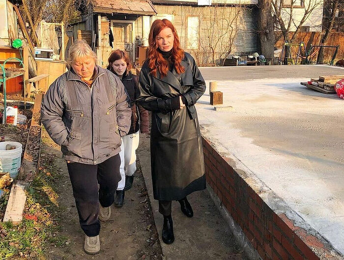Елена со старшей дочкой и учредителем фонда «Женщины за жизнь» Натальей Москвитиной на месте сгоревшего дома