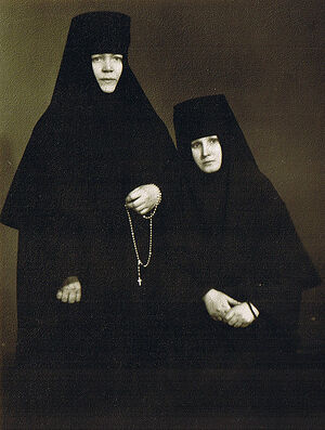 Οι πνευματικές αδελφές και μελλοντικές ηγούμενες – η μοναχή Βαρβάρα (Τροφίμοβα) και η μοναχή Γεωργία (Σούκινα). Το 1964.