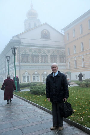 Константин Ефимович Скурат перед зданием Московской духовной академии, где он преподавал без малого 70 лет