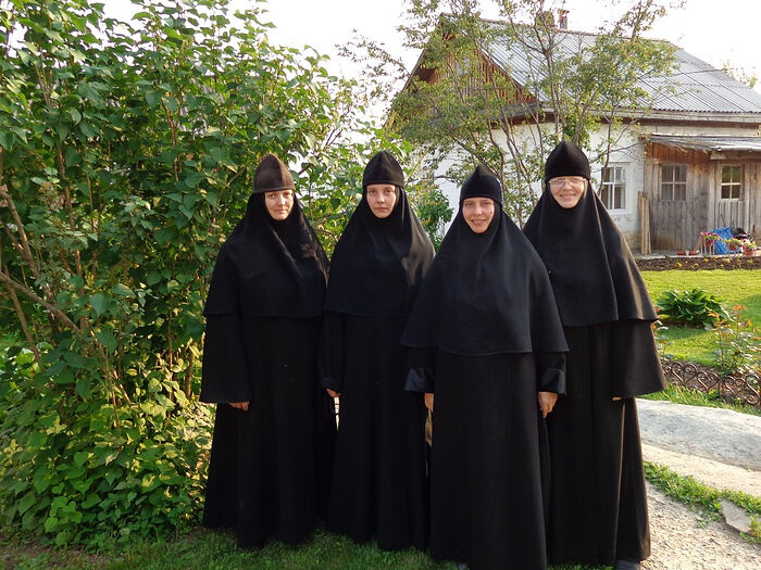 Сестры Казанской Трифоновой пустыни, вторая слева – инокиня Серафима