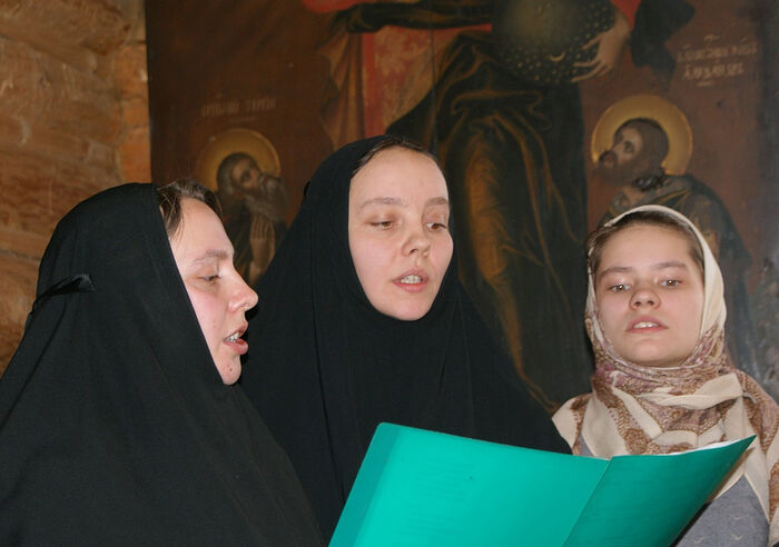 Сестры монастыря на клиросе, в центре – инокиня Серафима