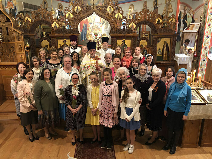 Протоиерей Серафим Ган с прихожанами Свято-Серафимовского собора в Си-Клиф