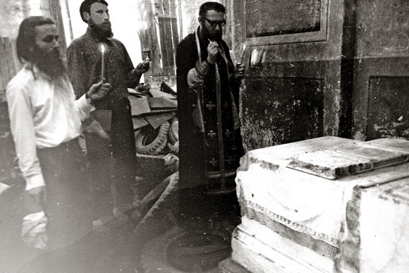 Panikhida at the tombstone of Bishop Theophan in the ruins of the Kazan Cathedral. Hieromonk Georgiy (Tertyshnikov), Rev. Fr. Georgiy Glazunov, Igumen Mark (Lozinsky). 1972.
