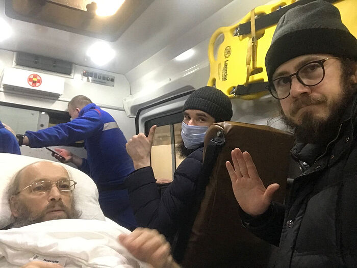 Отца Мелхиседека перевозят в 62-ю больницу, рядом послушники Марк и Андрей