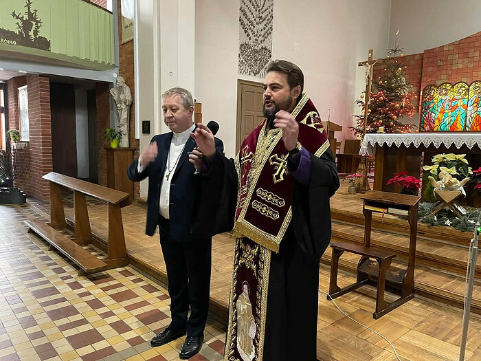 The OCU "hierarch" vested and prayed in a Catholic church during his visit. Photo: Facebook