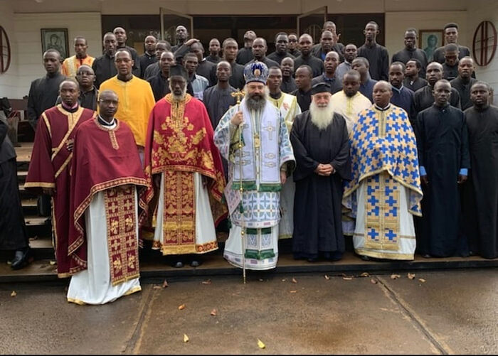 Bp. Marcos of Kisumu and Western Kenya and Bp. Makarios of Nairobi with African priests and seminarians. Photo: orthodoxdiocesekisumu.gr