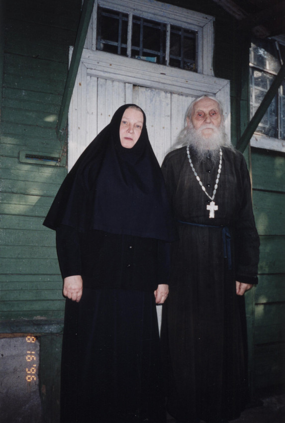 Η γερόντισσα Γεωργία και ο πατήρ Νικόλαος Γκουριάνοβ δίπλα στο σπιτάκι του