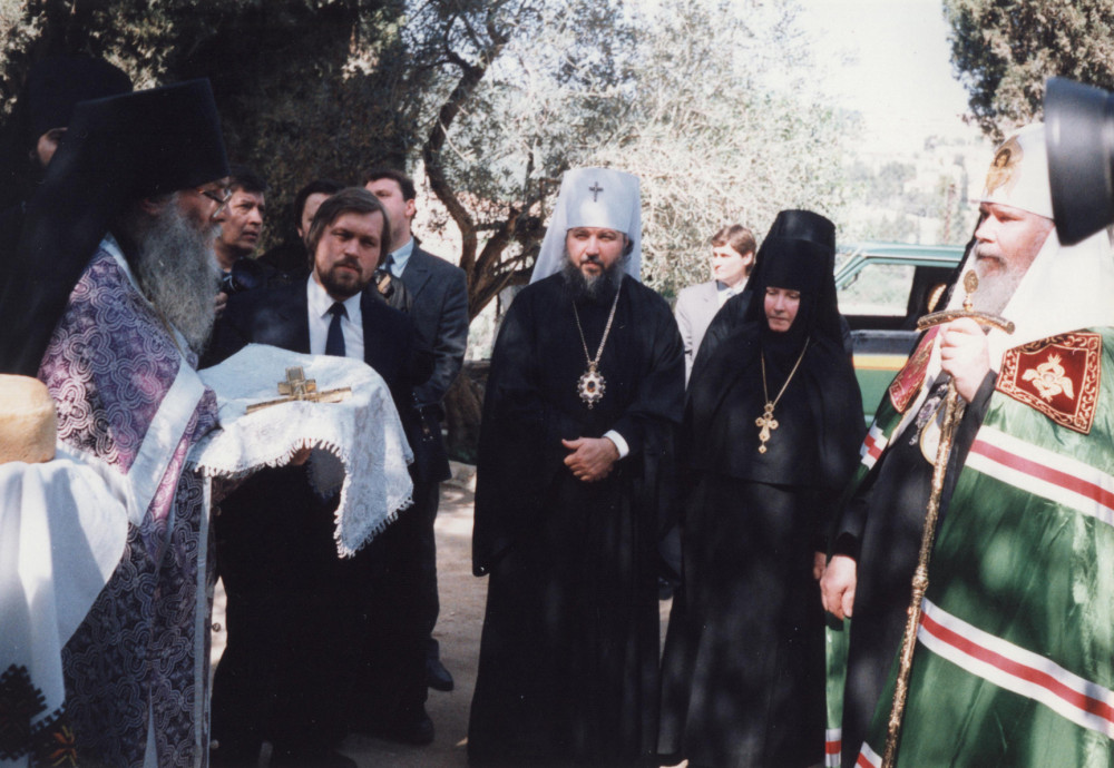 Ο Αγιώτατος Πατριάρχης Αλέξιος Β΄, ο μελλοντικός Αγιώτατος Πατριάρχης Κύριλλος, η γερόντισσα Γεωργία