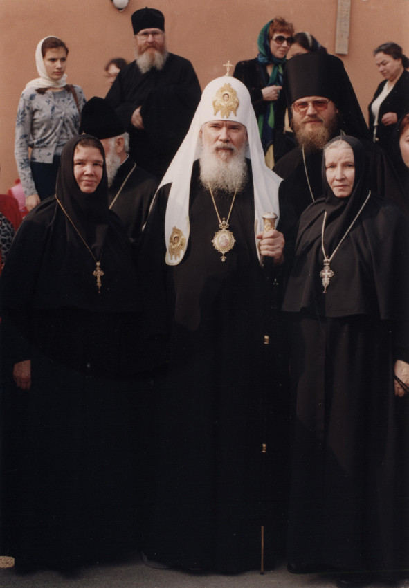 Ιερουσαλήμ. Έτος 1997, 150η Επέτειος της Ρωσικής Ιεραποστολής. Ο Αγιώτατος Πατριάρχης Αλέξιος Β΄, ο προϊστάμενος της Ορθόδοξης Ρωσικής Ιεραποστολής αρχιμανδρίτης Θεοδόσιος (Βάσνεβ), η ηγουμένη Φιλαρέτα (Σμιρνόβα) και η ηγουμένη Γεωργία (Σούκινα)