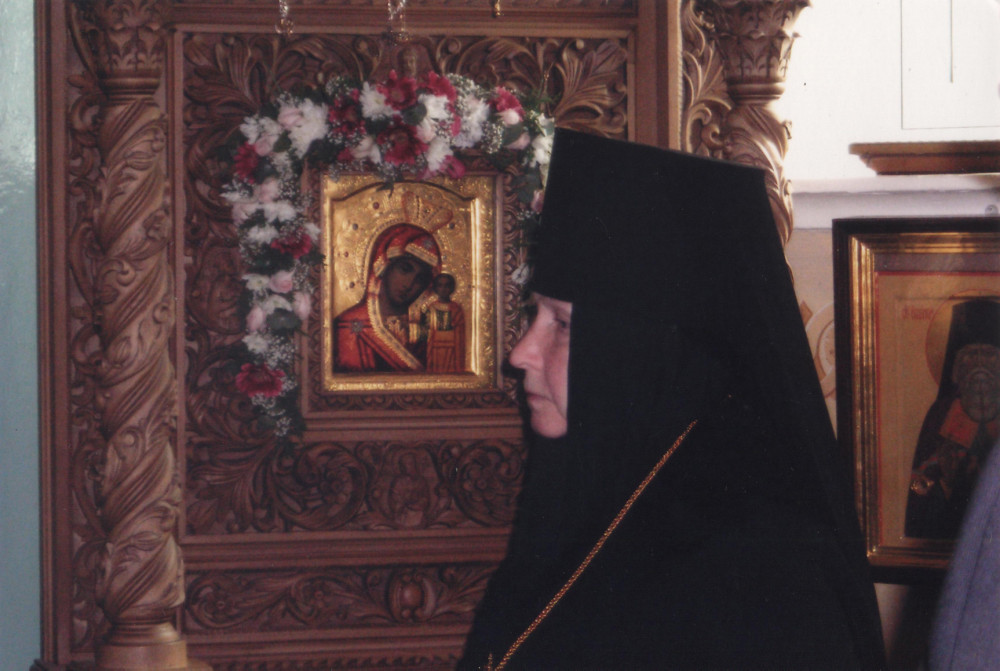 Η γερόντισσα Γεωργία κοντά στη θαυματουργή εικόνα της Παναγίας του Καζάν, προστάτιδας της μονής Γκόρνενσκι