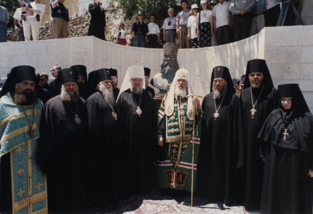 Ο Αγιώτατος Πατριάρχης Αλέξιος Β΄ με τη συνοδεία του και η γερόντισσα Γεωργία