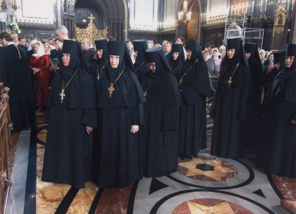 Η γερόντισσα Γεωργία ανάμεσα σε άλλες ηγουμένες, στον Ναό του Χριστού Σωτήρος στη Μόσχα
