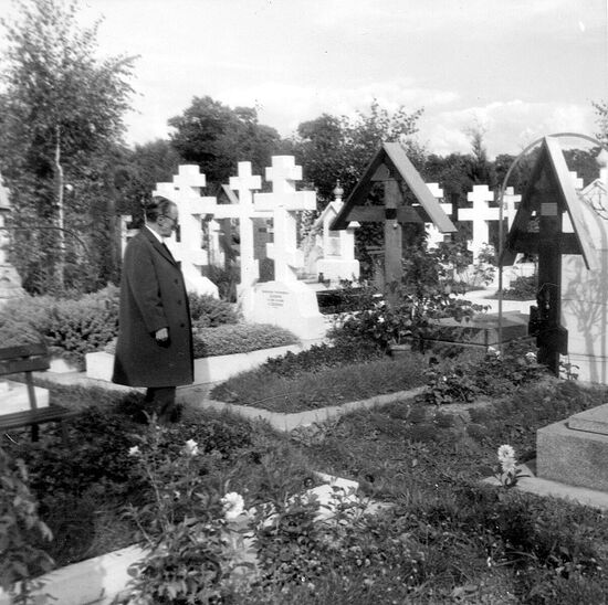 У могилы жены. На парижском эмигрантском кладбище Сент-Женевьев-де-Буа, 1965 г.