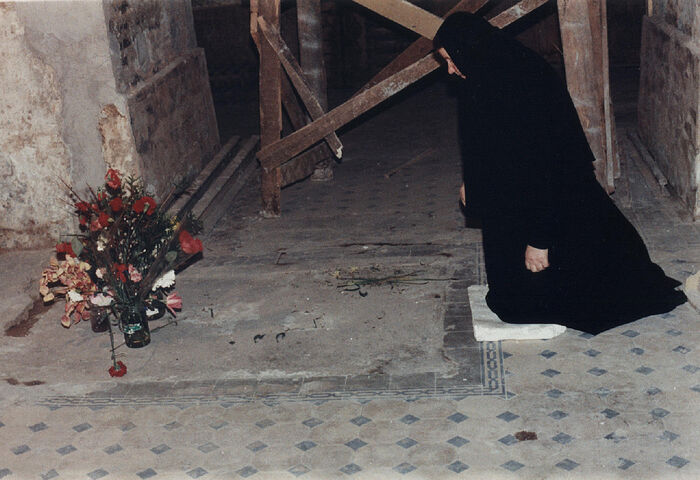 Мать Георгия в Иоанновском монастыре на Карповке. У места захоронения мощей св. прав. Иоанна Кронштадтского