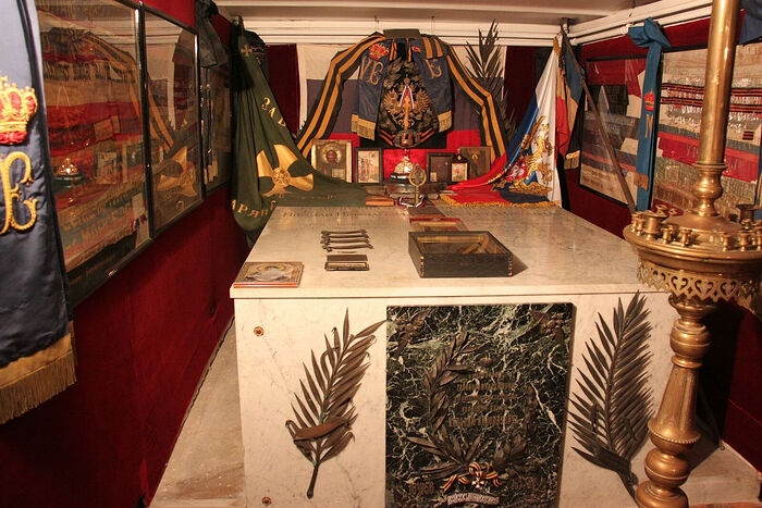 Гробница великого князя Николая Николаевича и его супруги Анастасии Николаевны в крипте храма