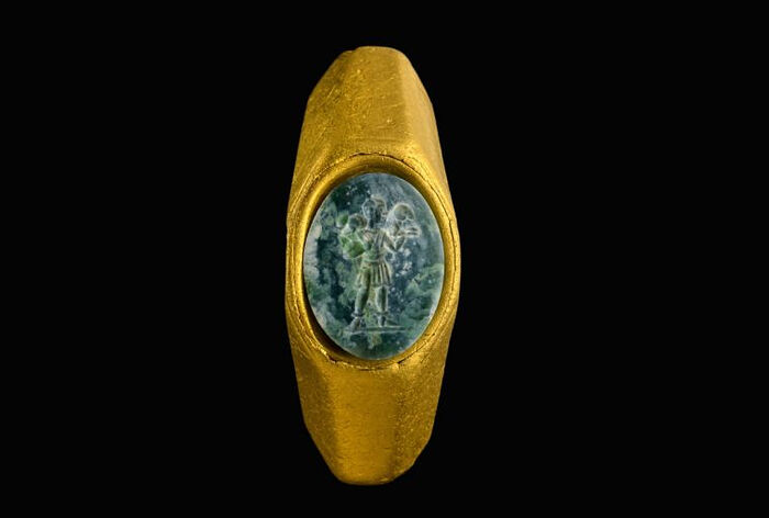 Золотое кольцо с выгравированной фигуркой «Доброго Пастыря». Фото: Управление древностей Израиля/Дафна Газит)