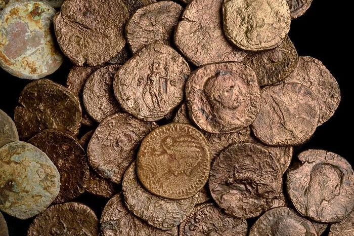 Клад монет римского периода. Фото: Управление древностей Израиля/Дафна Газит
