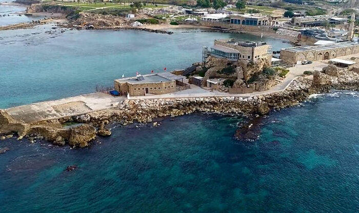 Порт в Кесарии, где обнаружены затонувшие корабли. Фото: Управление древностей Израиля/Яков Шмидов