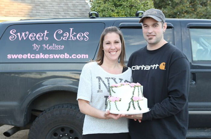 Аарон и Мелисса Кляйн, владельцы пекарни «Sweet Cakes by Melissa», были признаны виновными в дискриминации и приговорены к штрафу в размере $135 000. фото: «First Liberty Institute»