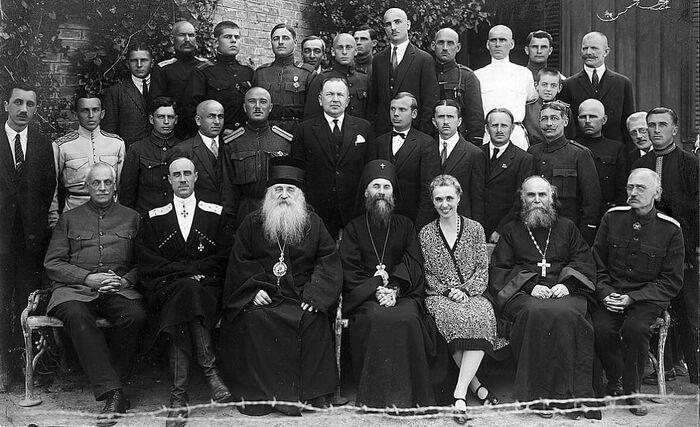 В. В. Сташевский во втором ряду, за спиной супруги П. Н. Врангеля